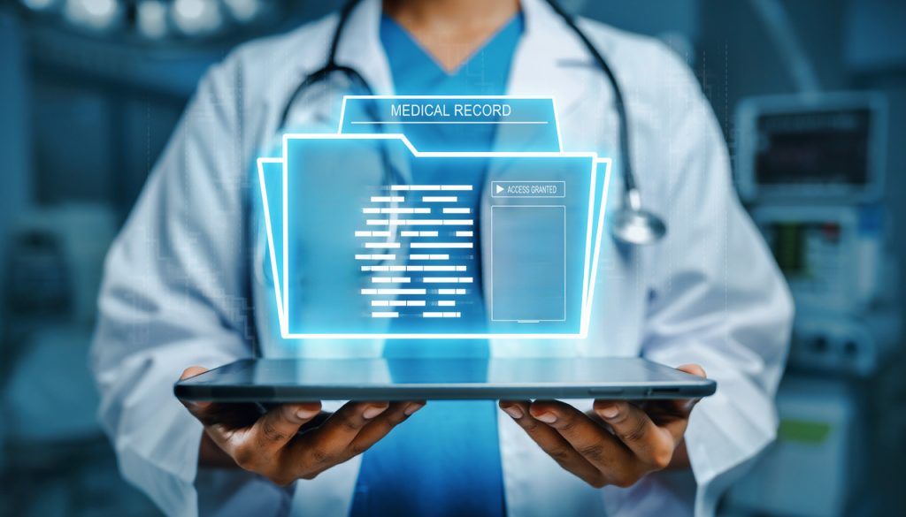 Interface digital de prontuário eletrônico exibida em laptop, simbolizando gestão de dados médicos em clínica moderna