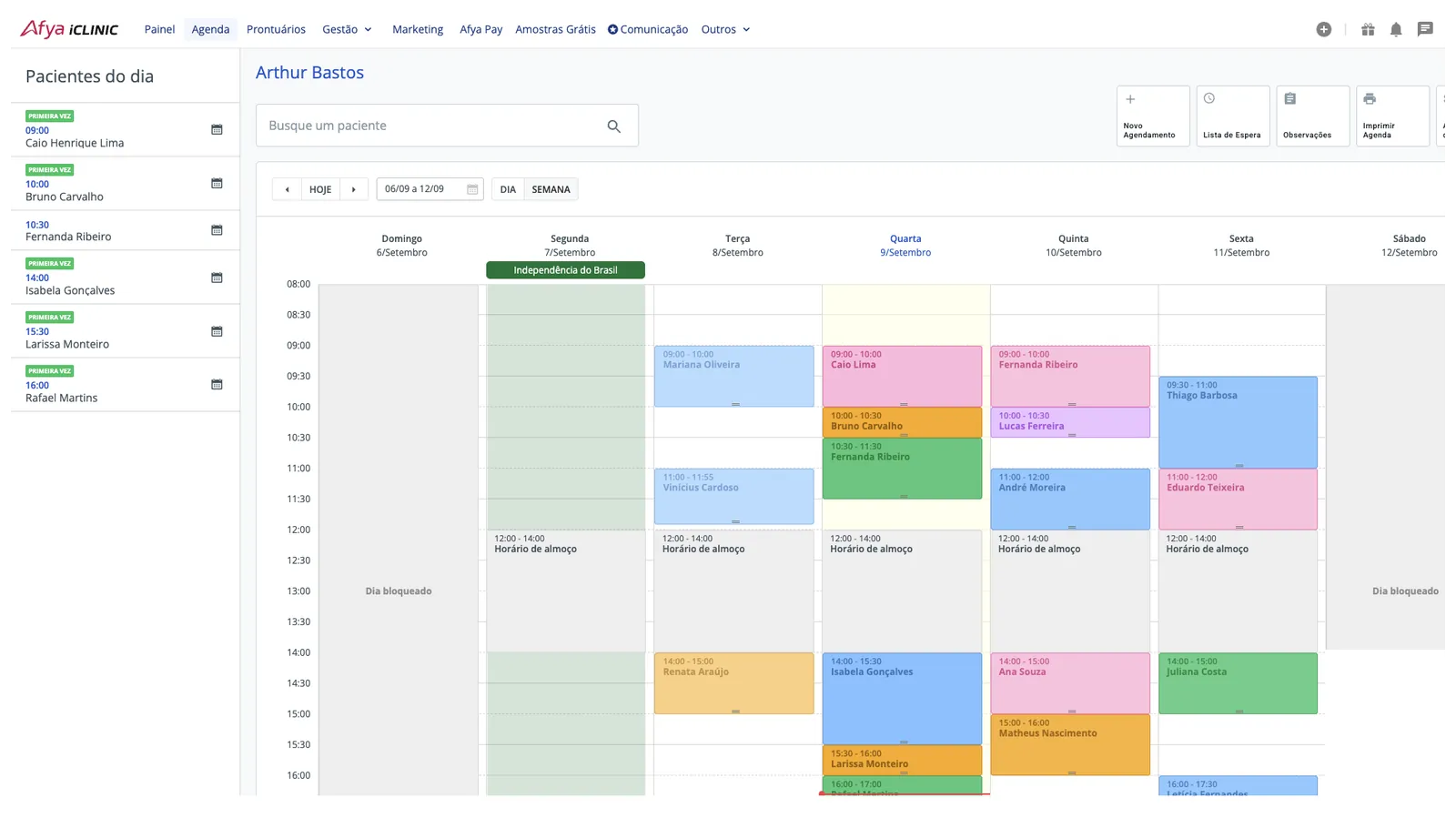 Agenda semanal do Afya iClinic com atendimentos organizados por dia e horário — dados fictícios para demonstração