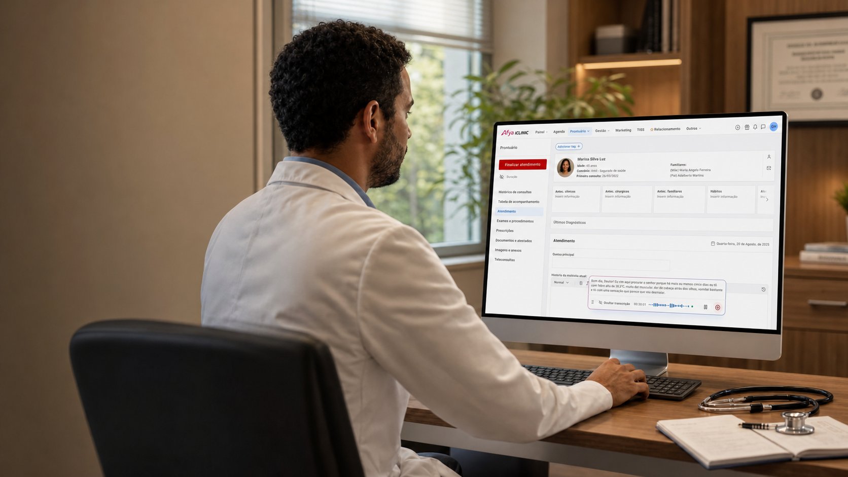 Médico usando o Afya iClinic no consultório — imagem ilustrativa com dados fictícios