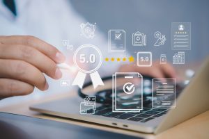 Médico avaliando qualidade do atendimento em laptop com interface de cinco estrelas, simbolizando feedback positivo dos pacientes
