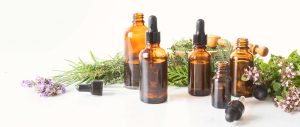 óleos essenciais, cristais e flores secas usados em práticas de aromaterapia