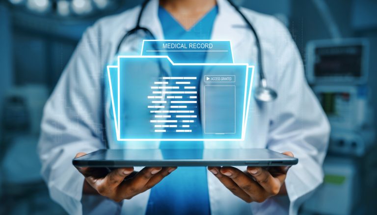 Interface digital de prontuário eletrônico exibida em laptop, simbolizando gestão de dados médicos em clínica moderna