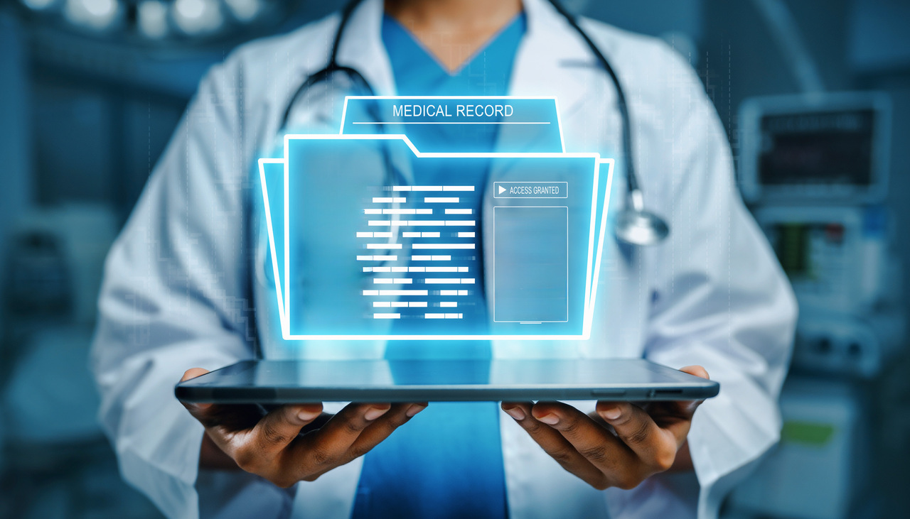 Interface digital de prontuário eletrônico exibida em laptop, simbolizando gestão de dados médicos em clínica moderna