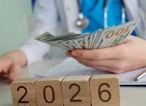 Controlar fluxo de caixa do consultório: por que isso é essencial? 1 Dinheiro em espécie sobre mesa com gráficos financeiros, representando planejamento e gestão de custos em saúde