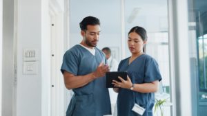 Gestão de pessoas na clínica: importância, benefícios e como aplicar 1 A gestão de pessoas na clínica é um dos pilares mais importantes para garantir um atendimento de qualidade, uma equipe engajada e resultados sustentáveis ao longo do tempo. Em um ambiente de saúde, onde a rotina é intensa e exige precisão, cuidar do capital humano faz toda a diferença.Gerir pessoas vai muito além de contratar profissionais qualificados. Envolve comunicação clara, processos bem definidos, treinamentos constantes e um ambiente que estimule o desenvolvimento individual e coletivo.
Neste artigo, você vai entender o que é a gestão de pessoas na clínica, por que ela é tão relevante e como aplicá-la no dia a dia de forma prática. Sem jargões e com foco na realidade dos profissionais da saúde.
Quer estruturar melhor sua clínica como um todo? Veja gestão do consultório.
Precisa alinhar pessoas e estratégia? Veja planejamento estratégico para clínica.
O que é gestão de pessoas na clínica?
A gestão de pessoas na clínica é responsável por administrar o capital humano do negócio. Ela envolve desde a contratação até o desenvolvimento contínuo dos colaboradores, passando pela definição de funções, cultura organizacional e clima interno.
Essa área garante que cada profissional esteja no lugar certo, exercendo suas atividades de forma alinhada aos objetivos da clínica. Quando bem estruturada, contribui diretamente para a produtividade e para a qualidade do atendimento ao paciente.
Sem uma boa gestão de pessoas, os processos tendem a se desorganizar, os conflitos aumentam e os resultados da clínica podem ser comprometidos a médio e longo prazo.
Pensando em crescer com segurança? Veja como investir em clínica médica.
Como fazer a gestão de pessoas em clínicas e consultórios?
Fazer a gestão de pessoas na clínica começa pelo entendimento de que cada profissional possui habilidades, ritmos e perfis comportamentais diferentes. Reconhecer essas diferenças ajuda a criar equipes mais equilibradas e eficientes.
Ao conhecer melhor seus colaboradores, o gestor consegue distribuir tarefas de forma mais estratégica, antecipar conflitos e identificar quando alguém precisa de apoio ou incentivo adicional.
Esse cuidado reflete diretamente na experiência do paciente. Pois equipes alinhadas e motivadas tendem a oferecer um atendimento mais humanizado e seguro.
Quer aprofundar esse tema? Veja gestão de pessoas em clínicas e consultórios.
O papel da comunicação na gestão de pessoas na clínica