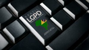 Tecla de teclado preto de computador escrito ‘Brazil’ LGPD com o mapa do Brasil