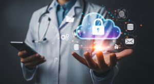 Vantagens de utilizar um sistema médico na nuvem na sua clínica 1 Médico ao fundo com diversos ícones holográficos com destaque para uma nuvem
