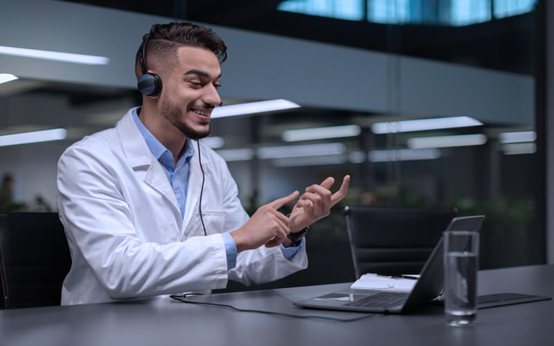 futuro da medicina medico em chamada de video