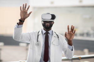 Tecnologia na saúde: como usar inovação para melhorar sua rotina médica 1 médico usando um óculos de realidade aumentada