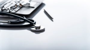 Laptop sobre mesa de consultório médico 