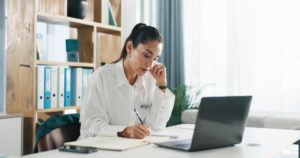 Agendamento online: como ter uma clínica de destaque 1 Médica em seu consultório analisando a sua agenda online em computador