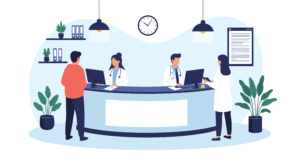  Área de recepção de consultório médico com profissionais de saúde em computadores e paciente sendo atendido no balcão