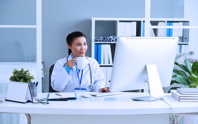 Clínica ampliada: quais os benefícios desse modelo de clínica? 4 clinica ampliada medica no computador