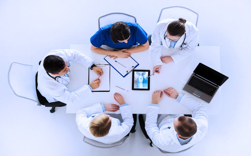 Clínica ampliada: quais os benefícios desse modelo de clínica? 1 clinica ampliada reuniao medica
