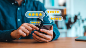 Médico usando o celular para analisar a reputação das operadoras