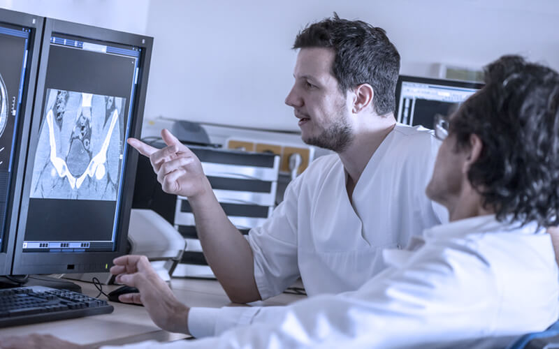 Nanotecnologia na medicina: o que é e quais seus impactos 1 nanotecnologia na medicina medico mostrando raio x