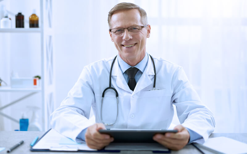 Nanotecnologia na medicina: o que é e quais seus impactos 2 nanotecnologia na medicina medico sorrindo