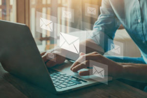 Médico usando seu notebook para enviar e-mails para seus pacientes