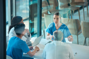 Planejamento estratégico para clínica: aprenda a estruturar e crescer com segurança 1 Reunião em clínica médica para definir o planejamento estratégico para clínica