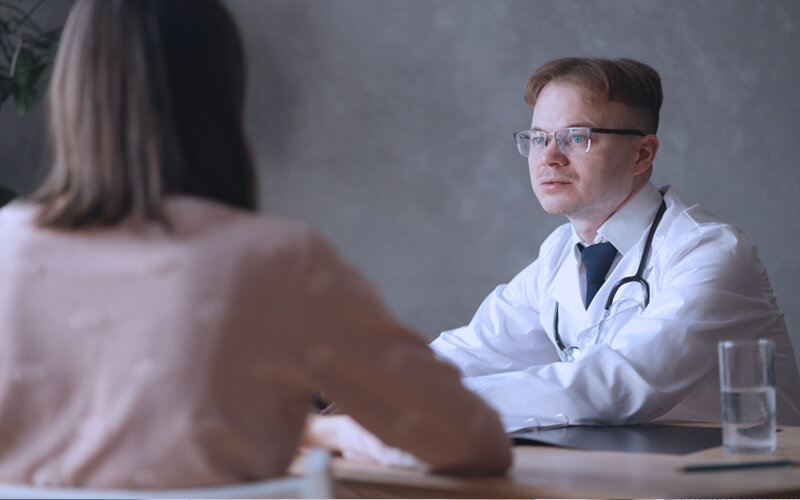 Paciente ou cliente: Qual termo é correto usar? Entenda aqui! 3 paciente ou cliente medico com estetoscopio atendendo