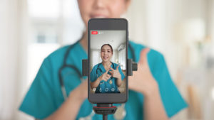 Médica gravando um vídeo como estratégia de marketing