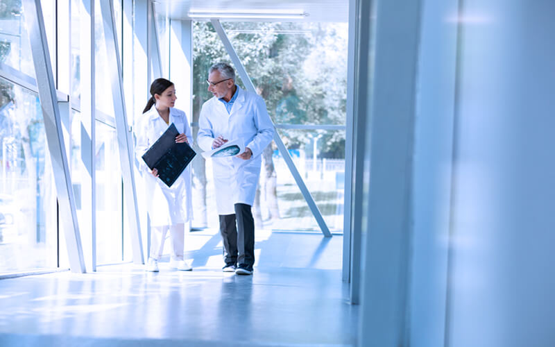 Coworking médico: quais as vantagens de atender nesse modelo? 9 coworking medico medicos conversando