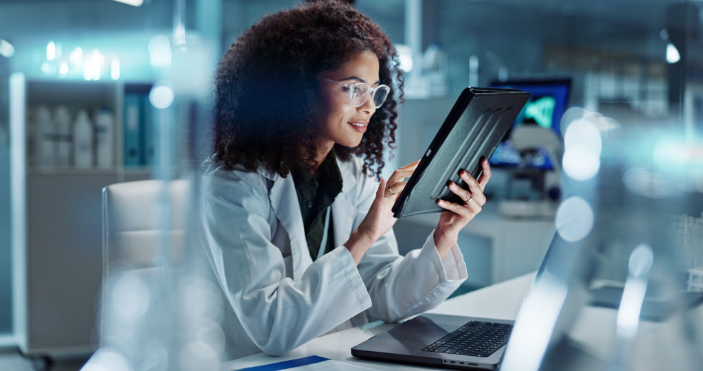 Saiba porque os médicos não precisam temer a tecnologia 1 Médica usando um tablet para ter acesso a tecnologia na medicina