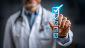7 motivos para investir no marketing médico 1 Médico marcando um checklist em holograma azul com cinco itens