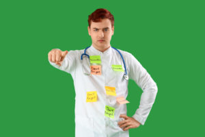 Médico de jaleco branco e estetoscópio com vários lembretes colados no corpo
