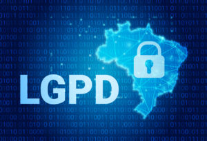 Sigla LGPD ao lado do mapa do Brasil com cadeado no meio, com código binário ao fundo azul