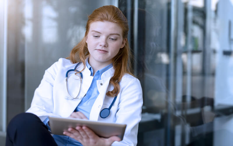 Bitributação: como evitar a dupla tributação na sua clínica? 2 bitributacao medica e tablet