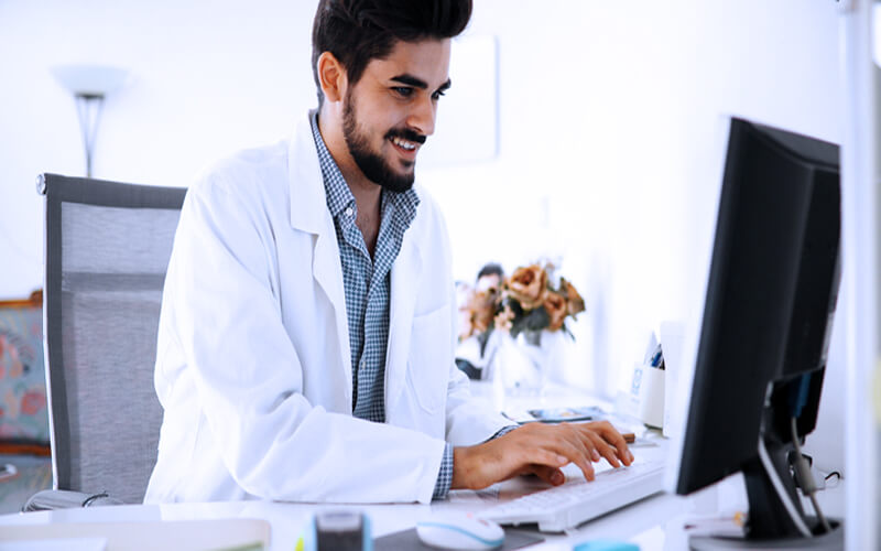 Bitributação: como evitar a dupla tributação na sua clínica? 6 bitributacao medico no computador