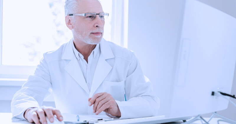 Contabilidade online: vale a pena para sua clínica médica? 7 contabilidade online homem