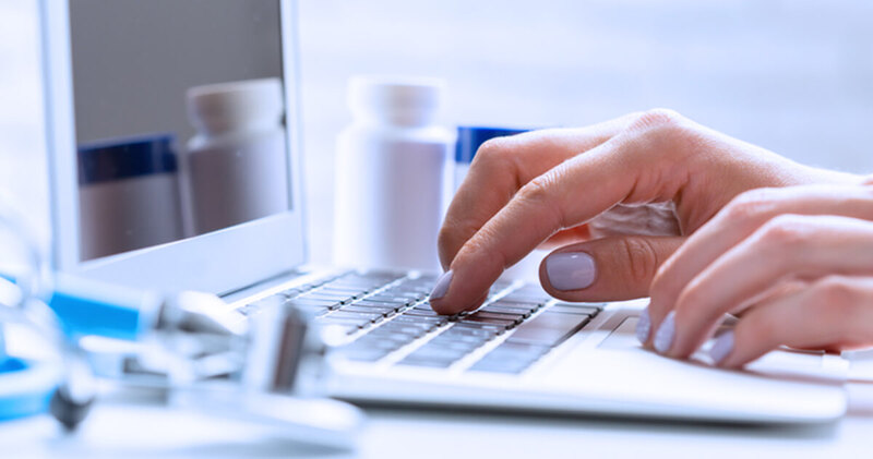Contabilidade online: vale a pena para sua clínica médica? 3 contabilidade online maos sobre teclado