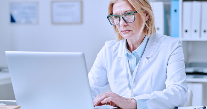 Contabilidade online: vale a pena para sua clínica médica? 4 contabilidade online mulher