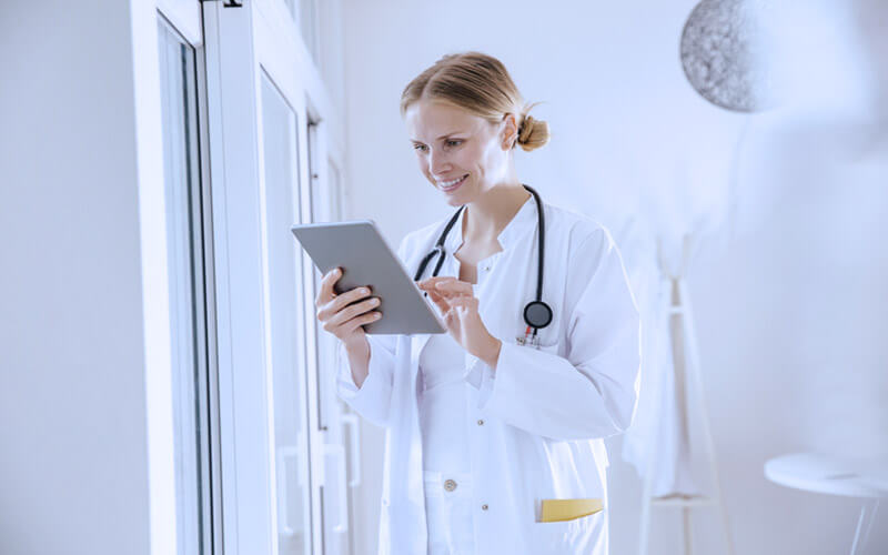Healthtech: conheça o mercado e a importância para a saúde 4 health tech medica e tablet