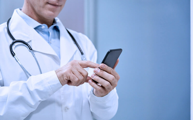 Healthtech: conheça o mercado e a importância para a saúde 1 health tech medico e celular