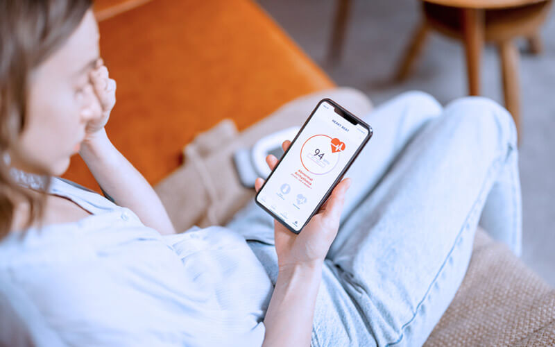 Healthtech: conheça o mercado e a importância para a saúde 8 health tech menina e celular