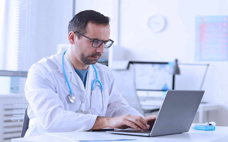 Medicina baseada em evidências: vale a pena executar? 9 medicina baseada em evidencias medico pesquisando