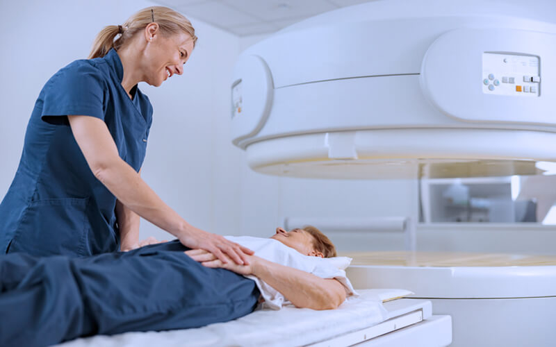 Medicina Nuclear: o que é e como é o mercado de trabalho? 3 medicina nuclear medica e paciente na maca