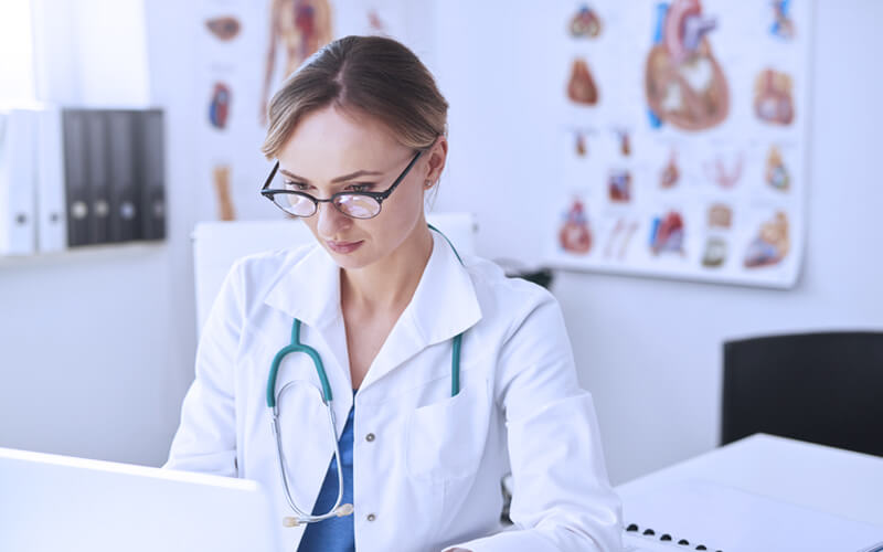 Medicina Nuclear: o que é e como é o mercado de trabalho? 4 medicina nuclear medica no laptop