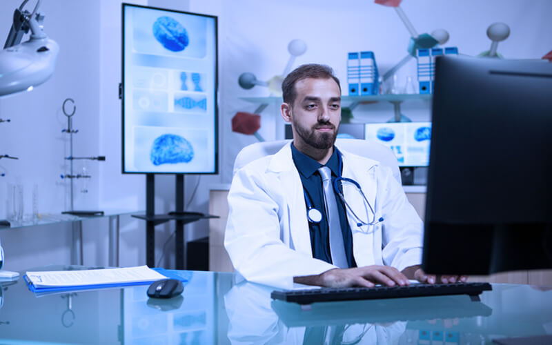 Medicina Nuclear: o que é e como é o mercado de trabalho? 8 medicina nuclear medico e computador