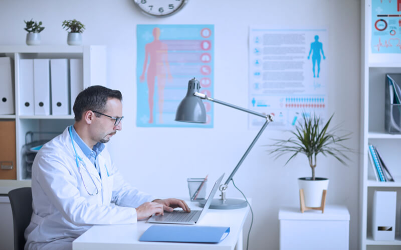 Medicina Nuclear: o que é e como é o mercado de trabalho? 10 medicina nuclear medico trabalhando