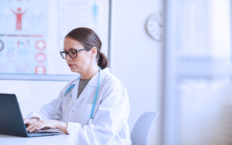 riscos ocupacionais medica no computador