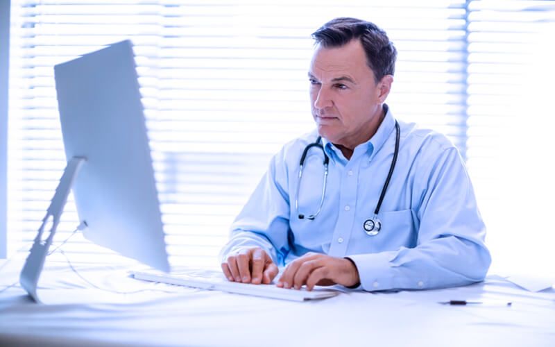 Agenda médica: importância, dicas, benefícios e ferramentas! 7 agenda medica doutor no computador