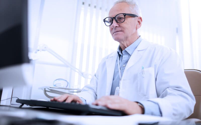 Agenda médica: importância, dicas, benefícios e ferramentas! 6 agenda medica medico no computador