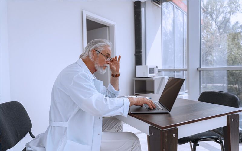 Como fazer uma Análise SWOT na sua clínica ou consultórios médico? 4 analise swot medico trabalhando