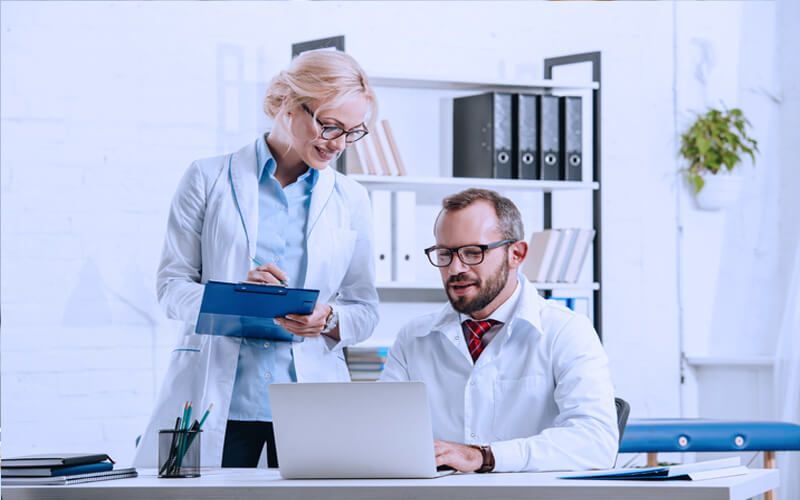 Como fazer uma Análise SWOT na sua clínica ou consultórios médico? 7 analise swot medicos conversando