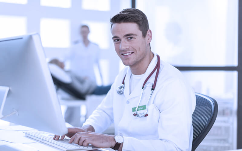 Auditoria médica: por que é importante aplicar na sua clínica? 2 auditoria medica homem atuando na saude