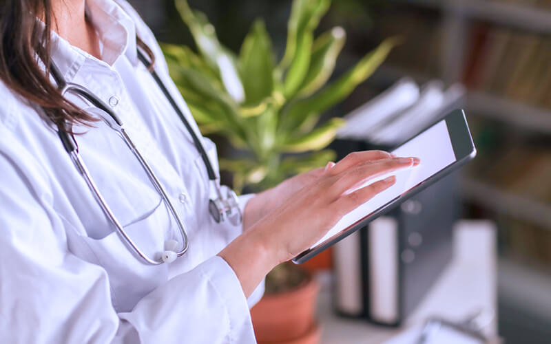 Auditoria médica: por que é importante aplicar na sua clínica? 1 auditoria medica mulher manuseando tablet